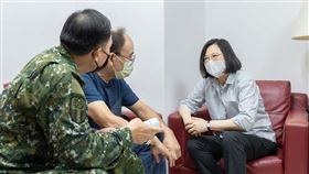 蔡英文總統探視陸軍第六軍團轄屬基隆彈藥分庫傷者及向家屬致意。（圖／總統府提供）