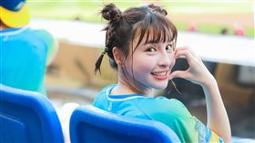 啦啦隊女神峮峮近日應援時，與成員玩到全濕身。（圖／翻攝自峮峮 IG）