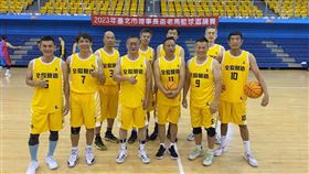 2023台北市理事長盃老馬籃球邀請賽，前台灣隊國手周俊三（右2）親自上陣。（圖／台北市體育總會籃球協會提供）