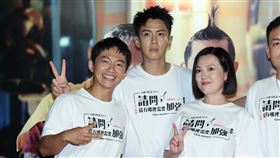 柯震東被狗襲擊後首度露臉，臉上貼著人工敷料。（圖／記者陳穎攝）