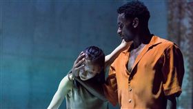 游睿庭北藝大休學赴荷蘭追舞者夢台灣舞者游睿庭（左）8月將正式成為荷蘭舞蹈劇場1 團舞者，她認為經歷比學歷重要，北藝大舞蹈系念到大二就休學赴荷蘭追夢。圖為編舞家傑梅因．史皮維（Jermaine Spivey）編創的舞作「行為守則（Code of Conduct）」。（游睿庭提供，Rahi Rezvani攝）  中央社記者趙靜瑜傳真  112年7月25日