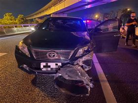 ▲高雄市左營分局啟文派出所員警25日晚間，於城峰路、東門路口攔查51歲常姓男子駕駛的車輛，因懷疑該車車牌有問題。但常男不僅拒絕停車接受攔查，還開車逃逸，與警車發生追逐後自撞高速公路護欄，常男汽車徒步逃跑，但很快就被逮到，訊後被依法送辦。（圖／翻攝畫面）