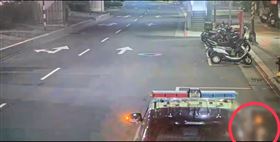 前偶像男團成員Teddy在酒吧遭酒客攻擊，警方到場將打人的酒客帶走。（圖／翻攝畫面）