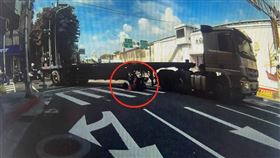 女騎士連人帶車被捲入聯結車車底，大同分局民生西路派出所警員馬立倫正在疏導交通，見狀火速大喊要吳男停車。（圖／翻攝畫面）
