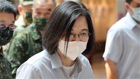 蔡總統確診COVID-19  快篩呈現陽性總統府25日表示，總統蔡英文於結束上午行程後，午間略感身體不適，經COVID-19快篩後呈現陽性。圖為蔡總統（前中）上午到台北內湖三軍總醫院探視陸軍第六軍團轄屬基隆彈藥分庫爆炸事故受傷官兵。中央社記者王飛華攝  112年7月25日