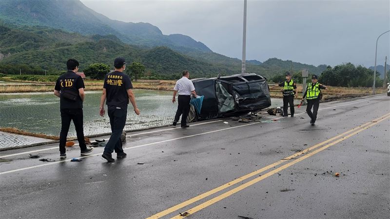 休旅車雨天失控翻覆　撞對向路燈釀1死2傷