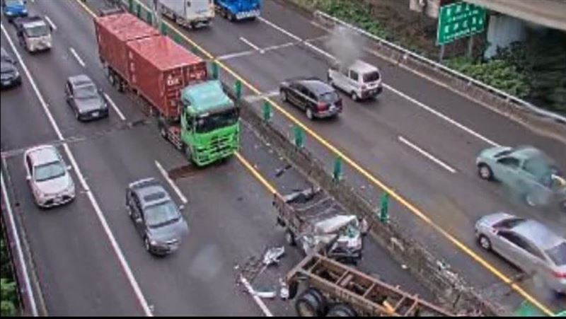 新／國1內湖段貨車碰撞聯結車　駕駛受困
