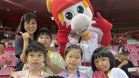 頂新和德邀弱勢兒觀賽圓夢　小小啦啦隊幫味全龍加油