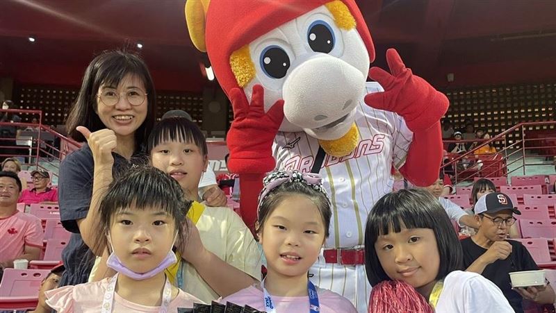 弱勢兒觀賽圓夢　小小啦啦隊幫味全龍加油