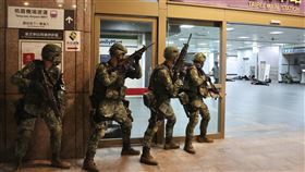 漢光演習  關鍵基礎設施防護演練（1）「漢光39號演習－國家關鍵基礎設施防護演練」26日凌晨在台北車站舉行，進行憲警聯合反劫持作戰演訓。中央社記者張皓安攝  112年7月26日