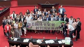 立法院臨時會院會今（26）天無異議通過「台美21世紀貿易倡議」首批協定。（圖／翻攝自柯建銘臉書）