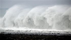 颱風杜蘇芮逼近  台東沿海掀逾10米高浪花台東沿海26日風浪增強，海面出現長浪，掀起逾10米高的浪花。中央社記者盧太城台東攝  112年7月26日