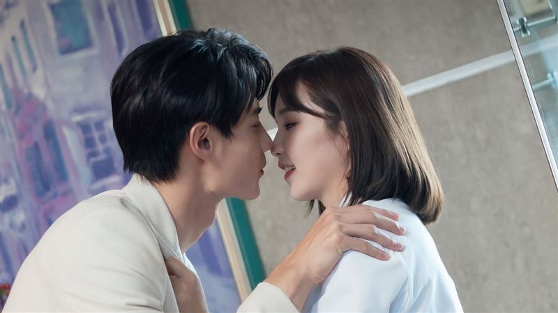 女星嗨玩辦公室戀情　公司角落接吻很刺激