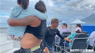 獨／身障遊客玩花蓮　暖男抱起他們幫拍照