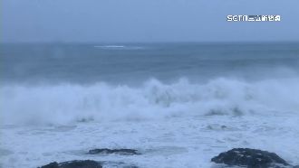 杜蘇芮發威！恆春半島風浪強　馬路被沖破