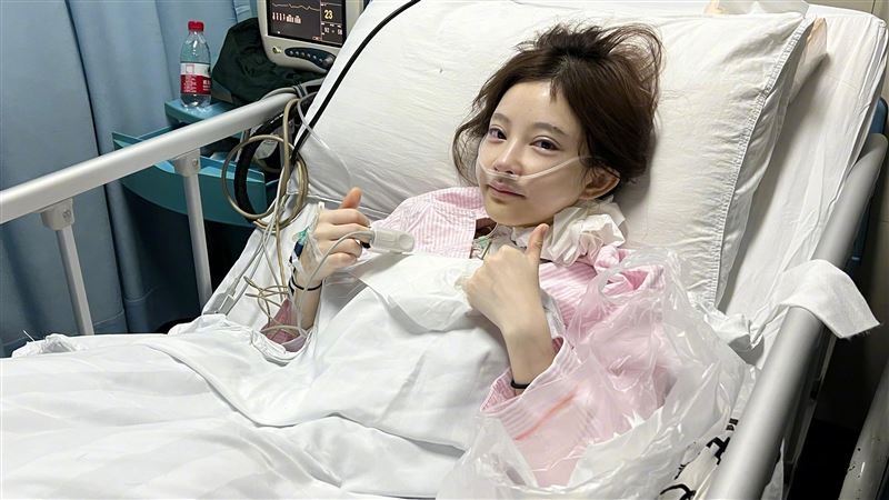 馮提莫曾被檢查出罹患甲狀腺癌末期,隨後又恢復健康並復出。(圖/翻攝自馮提莫微博)