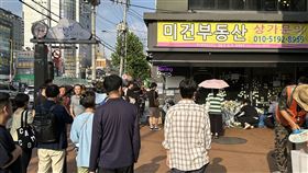 韓國新林站隨機攻擊4男受害  民眾齊聚悼念韓國首爾市地鐵2號線新林站鄰近巷弄發生隨機攻擊事件後數日，24日仍有不少民眾前往現場悼念逝者。中央社記者廖禹揚首爾攝  112年7月24日