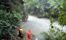 颱風天台東栗松溫泉紮營  受困2人恐