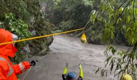 台東栗松溫泉2人受困  水勢湍急僅能