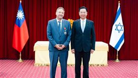 吳釗燮頒贈外交獎章給柯思畢外交部長吳釗燮（右）頒贈「睦誼外交獎章」給駐台北以色列經濟文化辦事處代表柯思畢（Omer Caspi）（左）。（外交部提供）中央社記者黃雅詩傳真  112年7月26日
