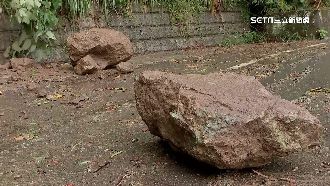 花蓮六十石山路面龜裂　滿地大小石塊