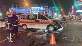 台中市，救護車，載運病患到醫院，賓士，沒聽到警笛聲，相撞，2歲童(圖／翻攝畫面)