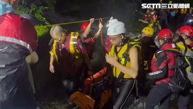 花蓮吳婦巡視自來水管線跌落木瓜溪亡，救難人員涉水搬運遺體下山。（圖／翻攝畫面）