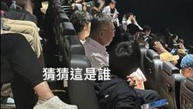 柯文哲看《芭比》。（圖／翻攝黃珊珊臉書）