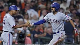 ▲遊騎兵二壘手塞米恩（Marcus Semien）前1打席挨觸身球，下1打席開轟報仇。（圖／美聯社／達志影像）