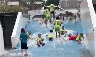 田徑場斜坡成天然滑水道　孩子們戲水嗨翻