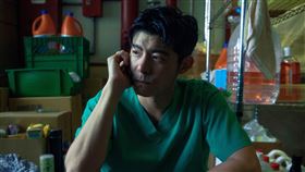 《疫起》王柏傑穿三層防護衣狂飆汗，體會醫護辛勞。（圖／CATCHPLAY提供）