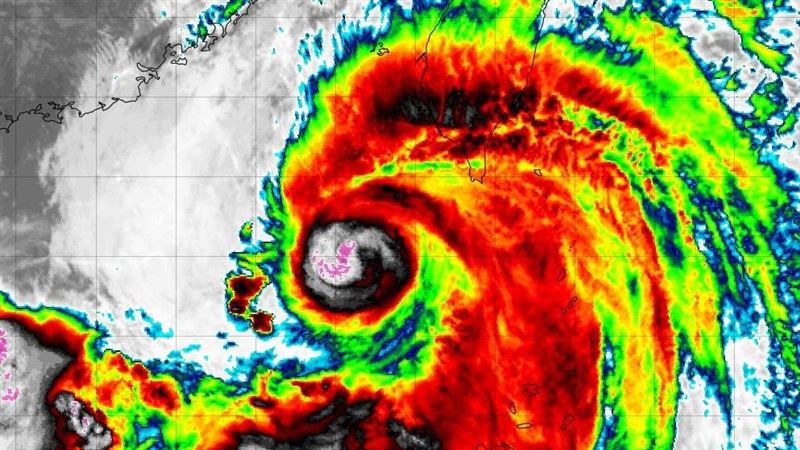 颱風中心撞臉甜甜圈　專家：眼牆置換中