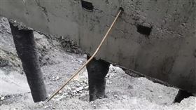 中橫關原災害搶修路段路基掏空受颱風杜蘇芮外圍環流影響，台8線中橫公路117.4k關原災害搶修路段出現10多公尺路基掏空狀況，目前道路維持封閉，公路總局搶修人員現場待命，目標28日恢復1天5次通行。（新城警分局提供）中央社記者張祈傳真  112年7月27日