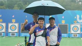 ▲世大運男團反曲弓，張譯中（左）、郭昱承、楊宗翰射下波蘭晉級。（圖／大專體總提供）