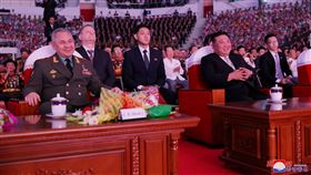 金正恩與俄國防部長蕭依古（Sergei Shoigu）「友善會談」（圖／路透社／達志影像）