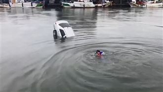 疑不熟路況　高雄男連人帶車墜海