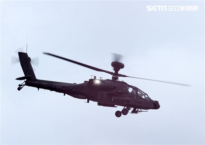 漢光39號演習第三作戰區執行「聯合反登陸作戰操演」，我陸航AH-64E阿帕契攻擊直升機對八里海灘登陸敵軍部隊實施攻擊。（圖/記者邱榮吉攝影）