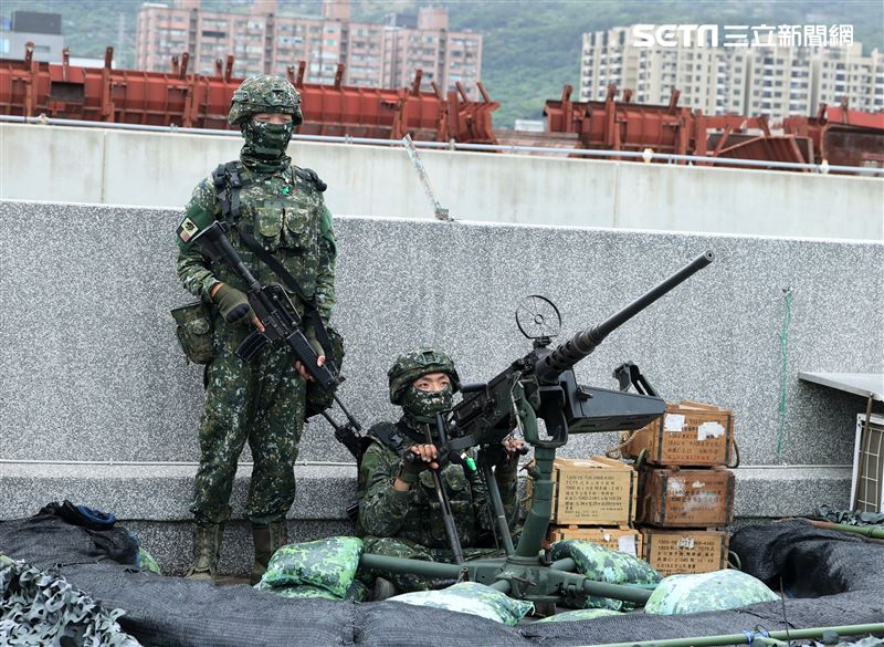 漢光39號演習第三作戰區執行「聯合反登陸作戰操演」，機槍手對敵戰機掃射。（圖/記者邱榮吉攝影）