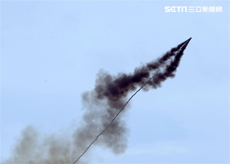 漢光39號演習第三作戰區執行「聯合反登陸作戰操演」，AAV7、雲豹甲車同時打煙霧彈掩護部隊進攻。（圖/記者邱榮吉攝影）