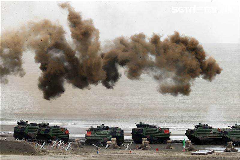 漢光39號演習第三作戰區執行「聯合反登陸作戰操演」，AAV7、雲豹甲車同時打煙霧彈掩護部隊進攻。（圖/記者邱榮吉攝影）