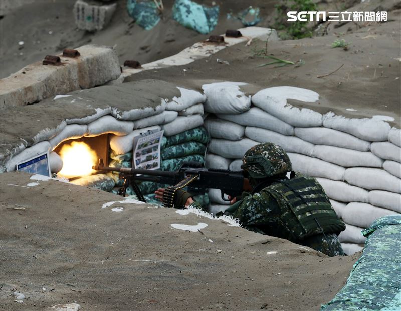 漢光39號演習第三作戰區執行「聯合反登陸作戰操演」，機槍手對敵實施槍掃射。（圖/記者邱榮吉攝影）