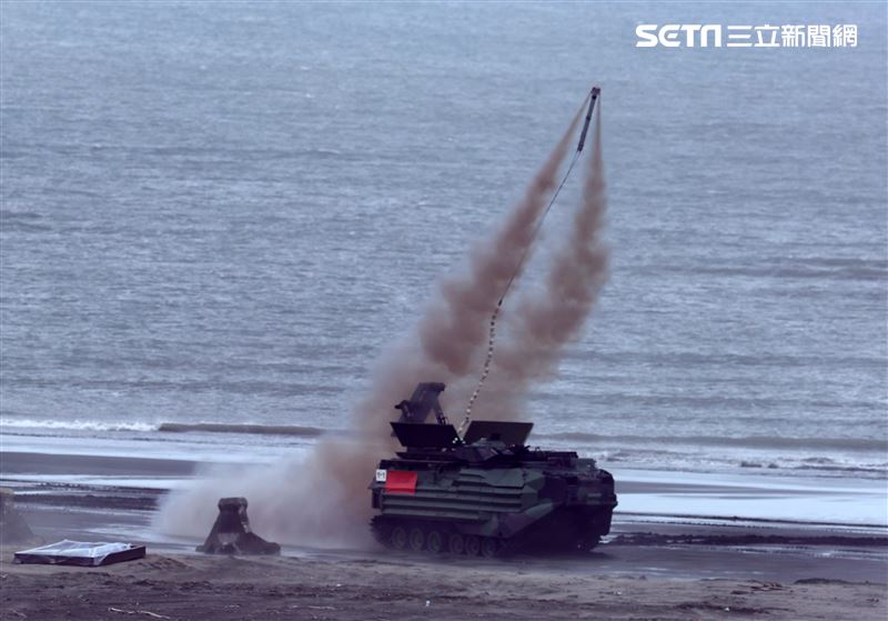 漢光39號演習第三作戰區執行「聯合反登陸作戰操演」，AAV7、雲豹甲車同時打煙霧彈掩護部隊進攻。（圖/記者邱榮吉攝影）