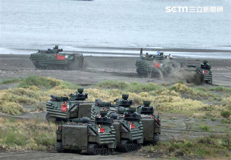 漢光39號演習第三作戰區執行「聯合反登陸作戰操演」，假想敵AAV7登陸我八里海灘。（圖/記者邱榮吉攝影）