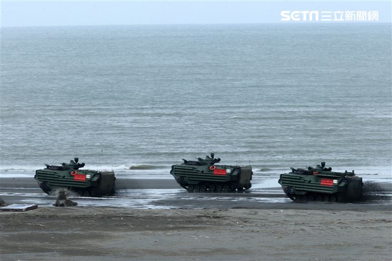漢光39號演習第三作戰區執行「聯合反登陸作戰操演」，假想敵AAV7登陸我八里海灘。（圖/記者邱榮吉攝影）