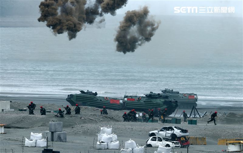 漢光39號演習第三作戰區執行「聯合反登陸作戰操演」，AAV7、雲豹甲車同時打煙霧彈掩護部隊進攻。（圖/記者邱榮吉攝影）