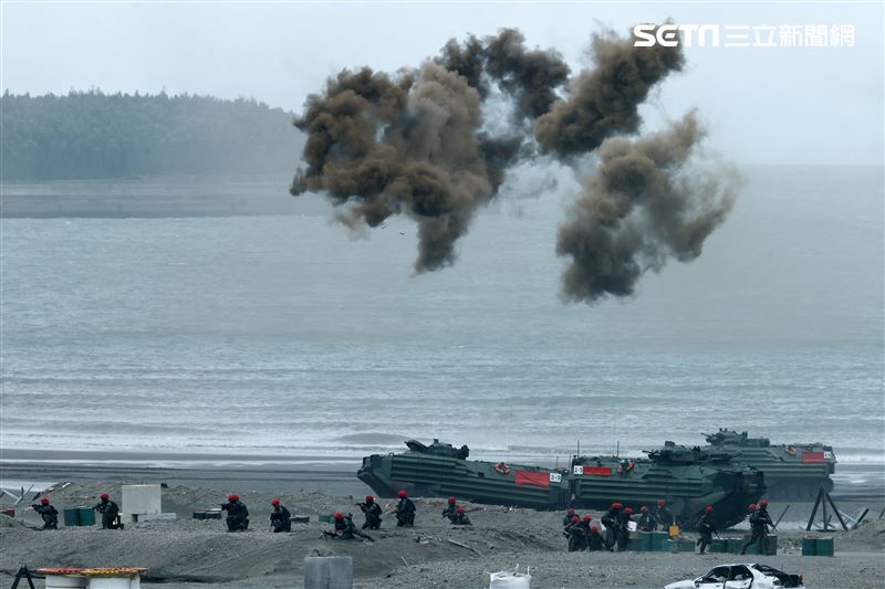 漢光39號演習第三作戰區執行「聯合反登陸作戰操演」，AAV7、雲豹甲車同時打煙霧彈掩護部隊進攻。（圖/記者邱榮吉攝影）