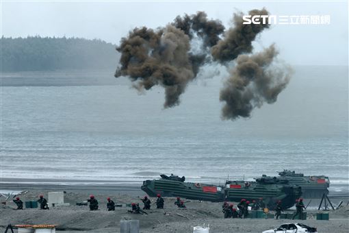 漢光39號演習第三作戰區執行「聯合反登陸作戰操演」，AAV7、雲豹甲車同時打煙霧彈掩護部隊進攻。（圖/記者邱榮吉攝影）
