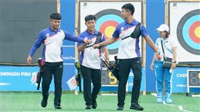 ▲世大運男團反曲弓，楊宗翰（左）、郭昱承、張譯中射下中國晉級。（圖／大專體總提供）