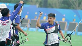 ▲世大運男團反曲弓，張譯中、楊宗翰、郭昱承（右）1分差射下義大利闖進金牌戰。（圖／大專體總提供）