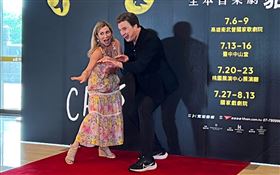 音樂劇《貓》布萊德利托（右）和女主角安妮塔開心受訪。（圖／記者陳穎攝影）